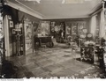 Autor nieznany , Salon przyjęć w mieszkaniu Elizy Orzeszkowej w Grodnie, z kolekcją darów jubileuszowych złożonych z okazji 40-lecia pracy twórczej pisarki, uroczyście obchodzonego w 1906 r.